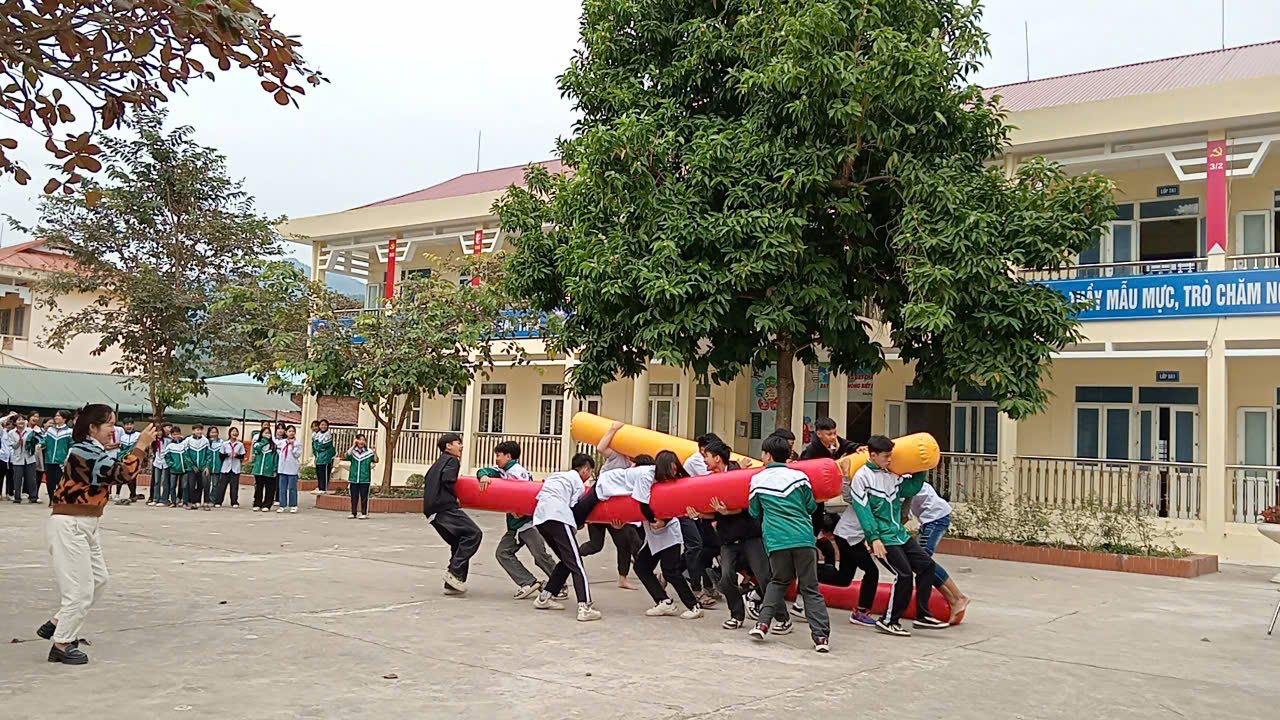 Học sinh tham gia trò chơi về quản lý thời gian